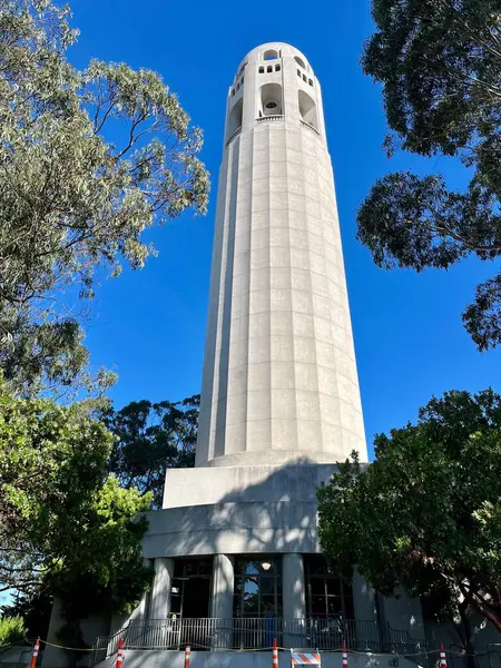 Pioneer Park 'taki Coit Kulesi, 1932 ve 1933 yılları arasında inşa edilmiş. San Francisco, Kaliforniya, ABD. 5 Eylül 2024. 