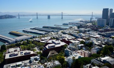 Oakland Bay Köprüsü ve Embarcadero 'nun panoramik manzarası. San Francisco, Kaliforniya, ABD. 5 Eylül 2024. 