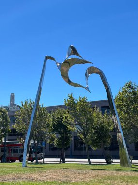 Skygate, 1985 yılında Roger Barr 'ın Embarcadero boyunca döşenmiş paslanmaz çelik heykeli. Arka planda Coit Kulesi. San Francisco, Kaliforniya, ABD. 5 Eylül 2024. 