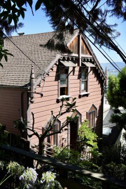 Telegraph Hill 'deki Filbert St Steps' teki tarihi ahşap ev. San Francisco, Kaliforniya, ABD. 5 Eylül 2024. 