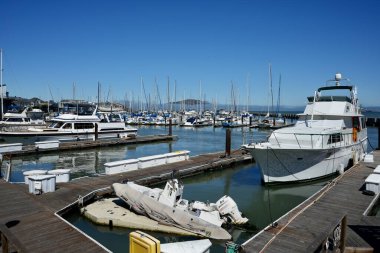 Yatlar Fishermans Rıhtımı 'ndaki Waterfront Park' a demirlemiş. San Francisco, Kaliforniya, ABD. Eylül 2024. 