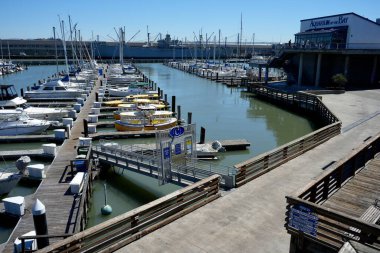 Botlar ve yatlar 39. rıhtımda demirli ve arkasında SS Jeremiah O 'Brien var. San Francisco, Kaliforniya, ABD. 5 Eylül 2024. 