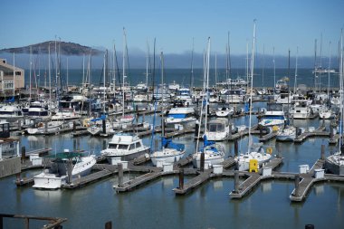 Yatlar Fishermans rıhtımındaki limana demirlemişti. San Francisco, Kaliforniya, ABD. Eylül 2024. 