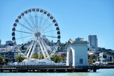 Feribot kemeri ve şehir silueti ile Fishermans Rıhtımı 'ndaki SkyStar Ferris Wheel, San Francisco, California, ABD. Eylül 2024. 