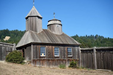 Fort Ross yerleşim yerindeki tarihi ahşap şapel. Fort Ross, Kaliforniya, ABD. Eylül 2024. 