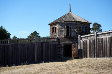 Fort Ross yerleşim yerindeki tarihi ahşap köşe bina. Fort Ross, Kaliforniya, ABD. Eylül 2024. 