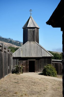 Fort Ross yerleşim yerindeki tarihi ahşap şapel. Fort Ross, Kaliforniya, ABD. Eylül 2024. 