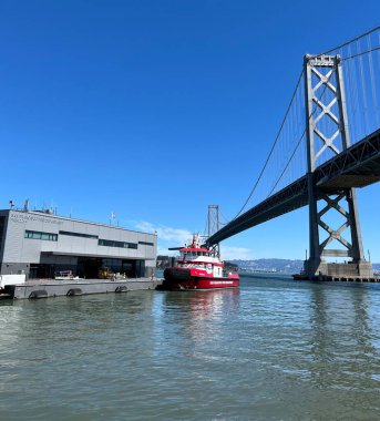 İtfaiye teknesi San Francisco İtfaiye Departmanı 'na demirlemiş. San Francisco, Kaliforniya, ABD. Eylül 2024. 
