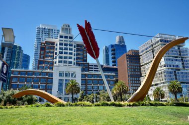 Cupid 's Span, Embarcadero, San Francisco, Kaliforniya, ABD' de Claes Oldenburg ve Coosje van Bruggen 'in bir açık hava heykeli. Eylül 2024. 