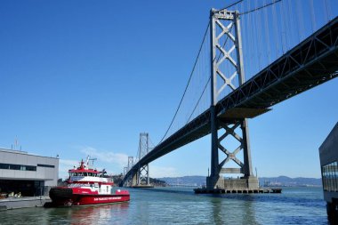 San Francisco İtfaiye Departmanı 3 numaralı itfaiye gemisi Oakland Körfezi Köprüsü 'nün arkasındaki itfaiye istasyonuna demir attı. San Francisco, Kaliforniya, ABD. Eylül 2024. 