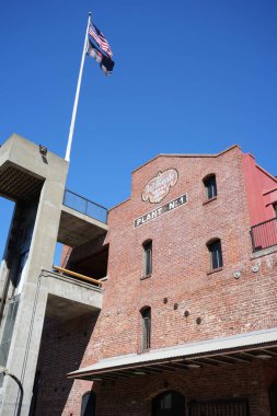 Del Monte Meydanı 'ndaki Tarihi Del Monte Fabrikası. San Francisco, Kaliforniya, ABD. Eylül 2024. 