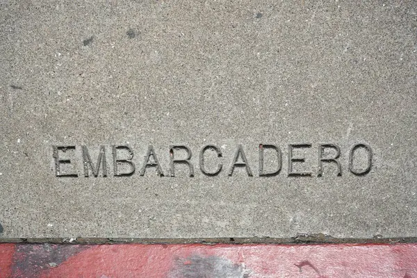 Kaldırımda betonda Embarcadero ismi var. San Francisco, Kaliforniya, ABD. Eylül 2024. 