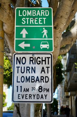 Lombard Caddesi 'nin tepesindeki trafik levhası, 