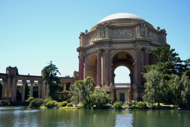 Rotunda ve göl manzarası 1915 'te inşa edilmiş ve 1964 ve 1967 yılları arasında yeniden inşa edilmiştir. San Francisco, Kaliforniya, ABD. Eylül 2024. 