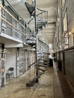 Alcatraz hücre bloğundaki metal spiral merdiven, San Francisco, Kaliforniya, ABD. Eylül 2024. 