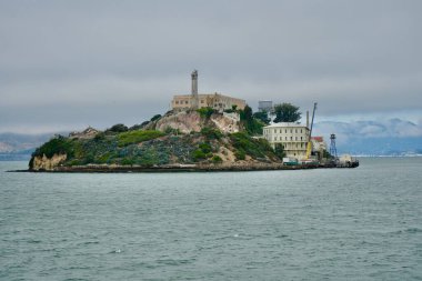 Alcatraz Hapishanesi San Francisco Körfezi 'ndeki Alcatraz Adası' nda gri bir gökyüzünün altında. San Francisco, Kaliforniya, ABD. Eylül 2024. 