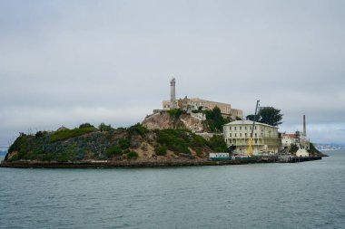 Alcatraz Hapishanesi San Francisco Körfezi 'ndeki Alcatraz Adası' nda gri bir gökyüzünün altında. San Francisco, Kaliforniya, ABD. Eylül 2024. 