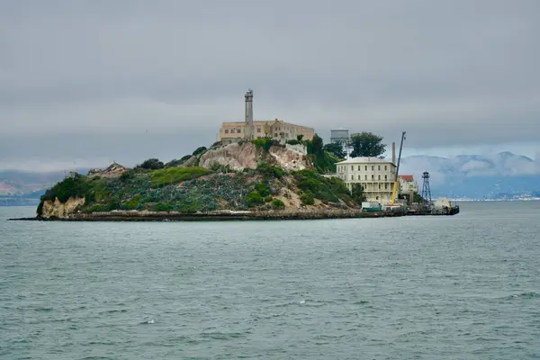 Alcatraz Hapishanesi San Francisco Körfezi 'ndeki Alcatraz Adası' nda gri bir gökyüzünün altında. San Francisco, Kaliforniya, ABD. Eylül 2024. 