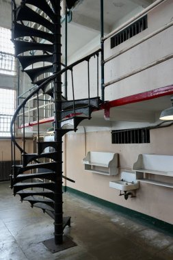 Alcatraz hücre bloğundaki siyah boyanmış metal spiral merdiven. San Francisco, Kaliforniya, ABD. Eylül 2024. 