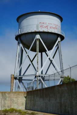 Tarihi su kulesi ve Alcatraz hapishanesinde Kızılderili protesto sloganları. San Francisco, Kaliforniya, ABD. Eylül 2024. 