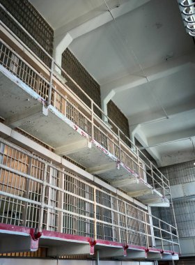Alcatraz Cezaevi 'nde farklı seviyelerde tutuklu hücreleri. San Francisco, Kaliforniya, ABD. Eylül 2024. 