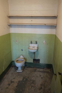 Alcatraz Hapishanesi 'nde lavabosu ve tuvaleti olan bir hücre. San Francisco, Kaliforniya, ABD. Eylül 2024. 