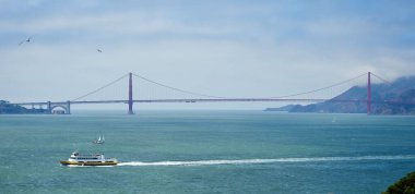 Golden Gate Köprüsü 'nden geçen yolcu feribotu Alcatraz Adası' ndan görülüyor. San Francisco, CA, ABD. Eylül 2024.