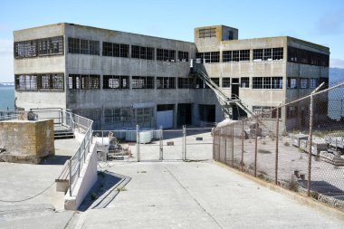 Alcatraz Adası 'ndaki terk edilmiş Model Endüstri Binası, San Francisco, CA, ABD. Eylül 2024. 