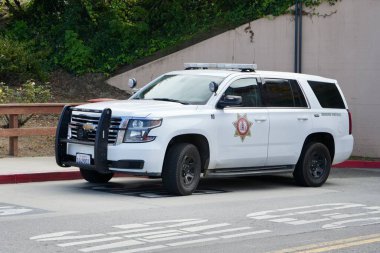 Beyaz Chevrolet Golden Gate Köprüsü Devriye aracı. San Francisco, Kaliforniya, ABD. Eylül 2024. 