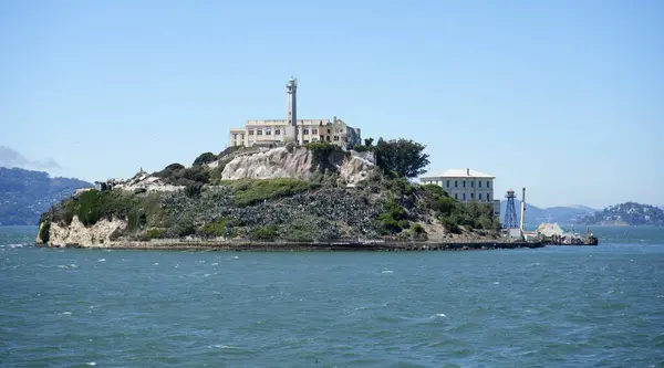 Mavi gökyüzünün altından Alcatraz Adası görünüyor. Alcatraz Adası, San Francisco, CA, ABD. Eylül 2024. 