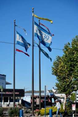 Embarcadero 'da mavi gökyüzünün altında 39 numaralı iskele. San Francisco, CA, ABD. Eylül 2024. 