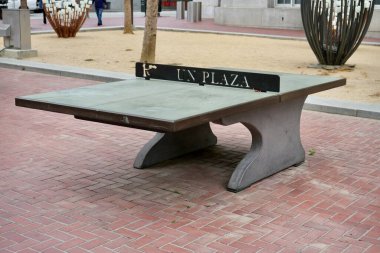 Kırmızı döşemeli BM Plaza 'da taş masa tenisi ya da masa tenisi masası. San Francisco, Kaliforniya, ABD. Eylül 2024. 