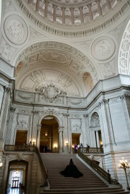 San Fransisco Belediye Binası 'nda siyahlar içinde bir gelinle kubbenin iç görüntüsü. San Francisco, Kaliforniya, ABD. Eylül 2024. 