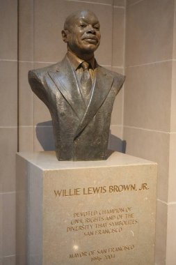 Belediye binasındaki eski belediye başkanı Willie Lewis Brown 'ın heykeli. San Francisco, California, ABD. 