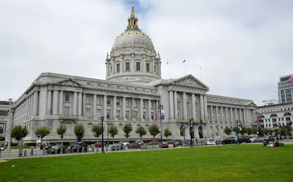 San Francisco Belediye Binası. Şehir merkezinde çimen var. San Francisco, Kaliforniya, ABD. Eylül 2024. 