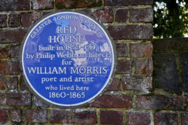 William Morris 'in üzerindeki mavi plaket Kırmızı Ev' e ait. Bexleyheath, Londra, İngiltere. Ekim 2024. 