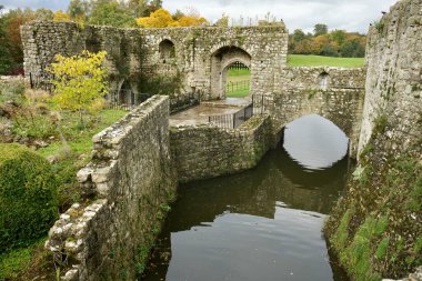 Leeds Kalesi 'ndeki Orta Çağ Barbican ve Mill harabeleri gri bir gökyüzünün altında. Maidstone, İngiltere, İngiltere. Ekim 2024. 