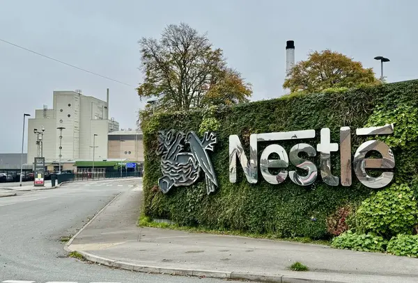 Nestle tabelası ve logosu Nestle Factory, Hatton, Derbyshire, İngiltere 'nin dışında. Ekim 2024. 