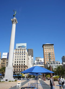 Union Square 'deki Dewey Anıtı mavi gökyüzünün altında, San Francisco, California, ABD. Eylül 2024. 