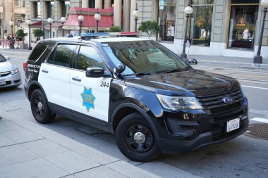 San Francisco, California, ABD 'de park edilmiş SFPD Ford polis aracı 244. Eylül 2024. 