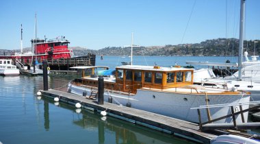 Sausalito, California, ABD 'deki yat limanında antika botlar. Eylül 2024. 