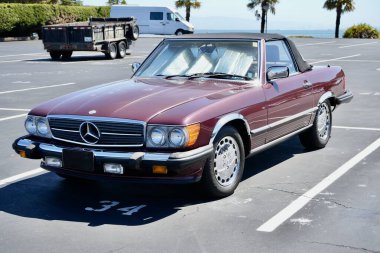 Üstü açılabilen Mercedes Benz SL. Kaliforniya, ABD, Eylül 2024. 