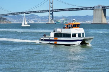 Define Adası Feribotu, Sammy J. Bay Köprüsü 'nün altından geçiyor. San Francisco, Kaliforniya, ABD. Eylül 2024.