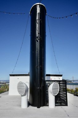 9. rıhtımdaki Klamath feribotundaki siyah baca yığını, şimdi de Bay Area Council 'in evi. San Francisco, Kaliforniya, ABD. Eylül 2024. 