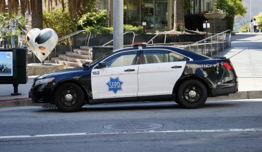 San Francisco Polisi 'nin arabası sokağa park edilmiş. San Francisco, Kaliforniya, ABD. Eylül 2024. 