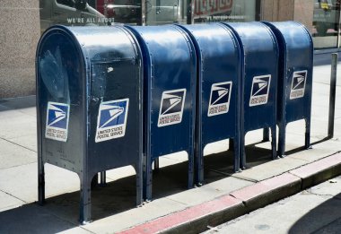 Mavi Amerikan Posta Servisi Posta Kutuları güneşe dizildi. San Francisco, Kaliforniya, ABD. Eylül 2024. 