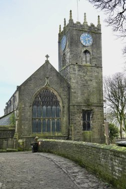 St. Michael ve tüm meleklerin kilisesi 1879 ve 1881 yılları arasında ortaçağ kulesi ile inşa edilmiştir. Haworth, Keighley BD22, İngiltere. 28 Kasım 2024. 