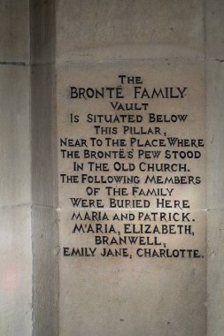 St Michael ve All Angels Kilisesi 'ndeki yazıt Bronte Ailesi Kasası, Haworth, Keighley, West Yorkshire, İngiltere. Kasım 2024. 