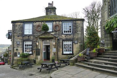 Ana caddedeki 16. yüzyıl Black Bull barı, Millstone Grit 'ten inşa edilmiş. Haworth, Keighley, West Yorkshire, İngiltere. Kasım 2024. 