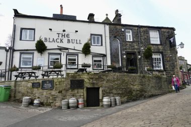 Ana caddedeki 16. yüzyıl Black Bull barı, Millstone Grit 'ten inşa edilmiş. Haworth, Keighley, West Yorkshire, İngiltere. Kasım 2024. 